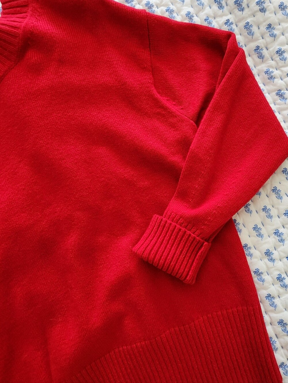 Banana Republic Women's Perfectly Soft Classic Red Crewneck Sweater Size Small - Picture 2 of 6